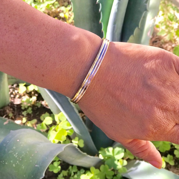 Simple Design Orbital Smooth Gold Bangle Bracelet - Picture 6 of 7